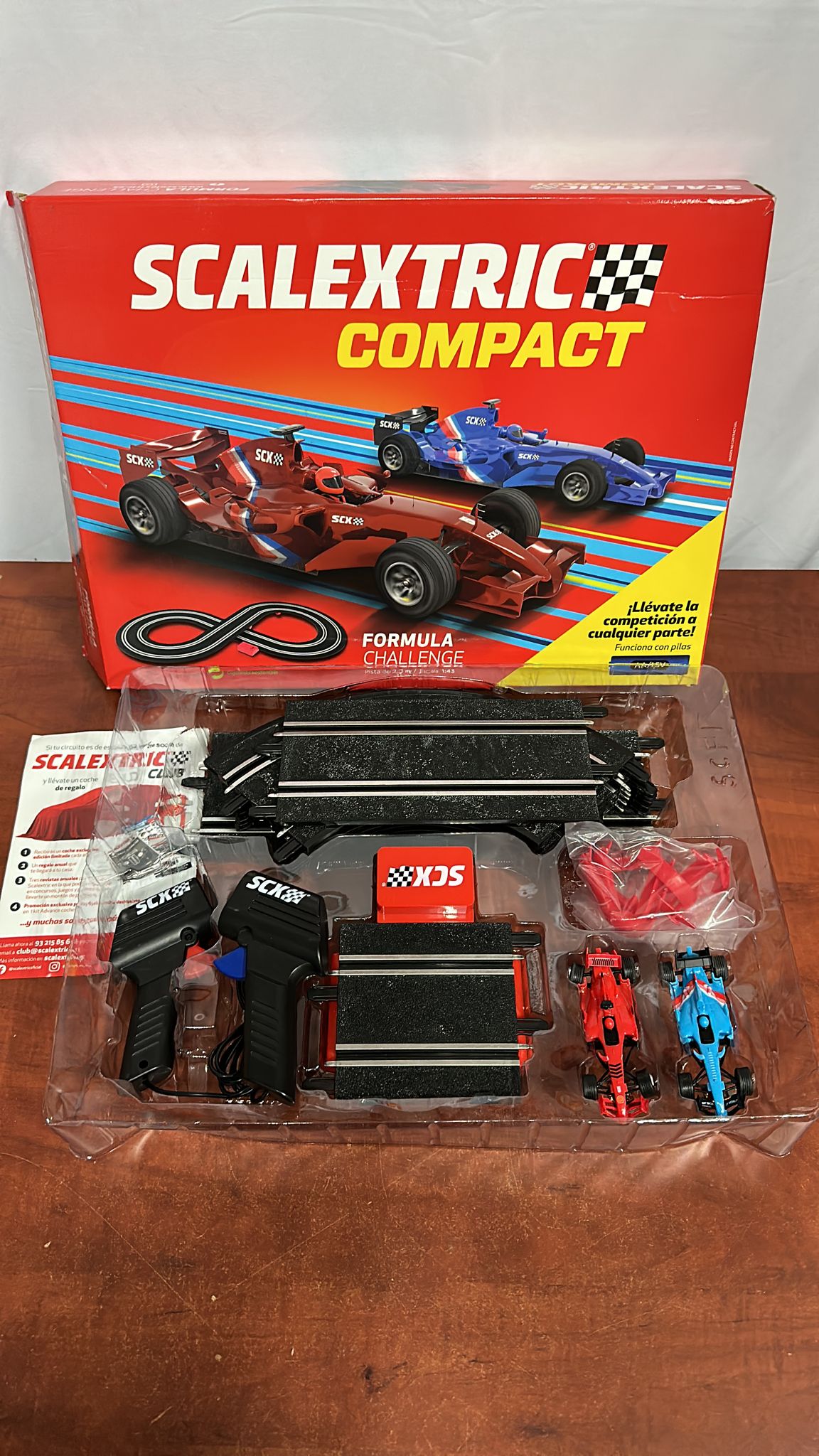 SCALEXTRIC Circuito Compact - Pista de Carreras Completa - 2 Coches y 2 mandos